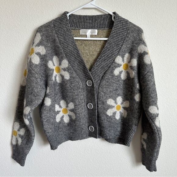 Chelsea & Theodore Sweaters - Chelsea and Theodore daisy print gray buttoned cardigan sweater